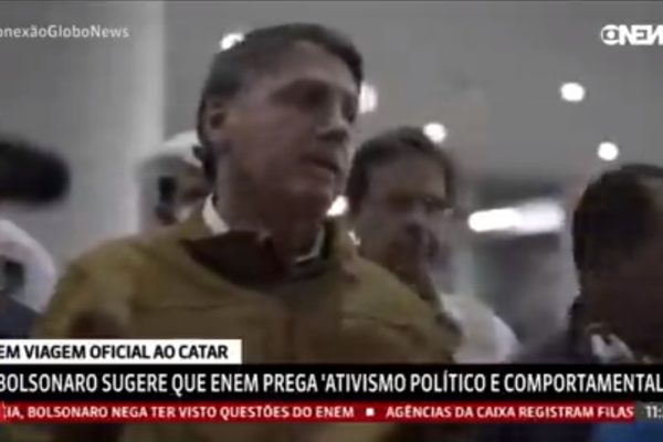 Jair Bolsonaro fala com jornalistas