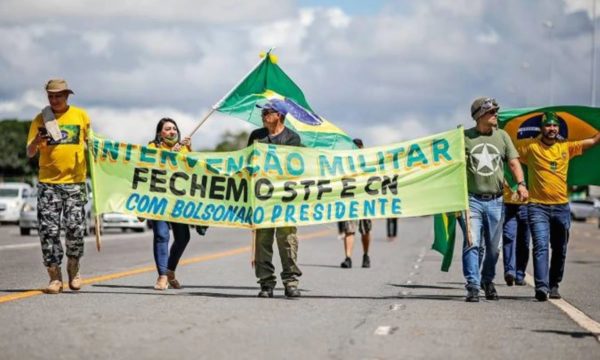 Apenas 6% dos brasileiros querem ditadura