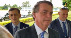 Jair Bolsonaro no cercadinho do Palácio da Alvorada
