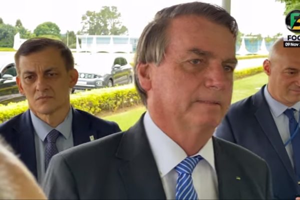 Jair Bolsonaro no cercadinho do Palácio da Alvorada