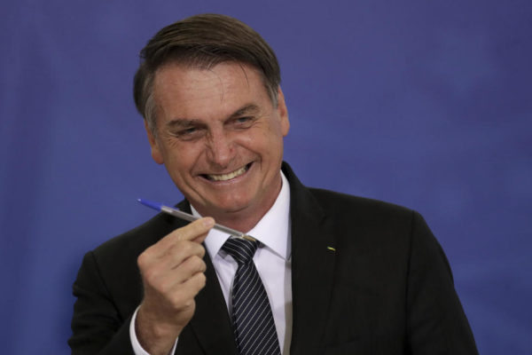 Bolsonaro com caneta