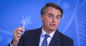 Bolsonaro caneta judiciário