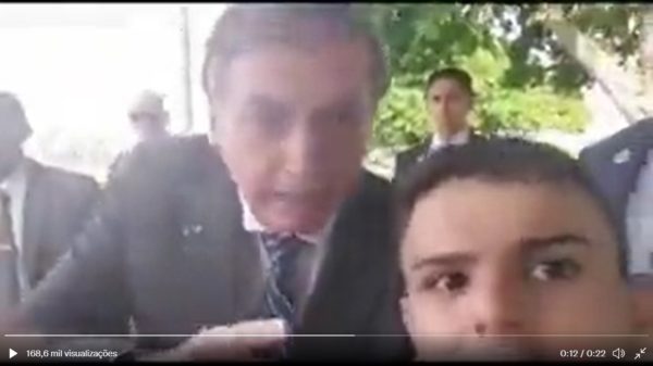 Bolsonaro chama garoto de 'otário' após pergunta sobre cartão corporativo da Presidência