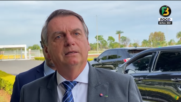 Jair Bolsonaro discute com apoiador