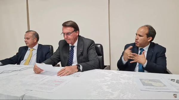 Jair Bolsonaro diz que tem dois fuzis em casa