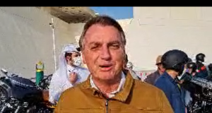 Jair Bolsonaro em motociata no Catar