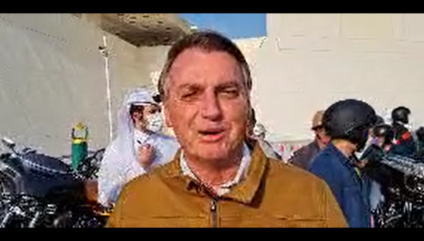 Jair Bolsonaro em motociata no Catar