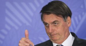Jair Bolsonaro fazendo joia