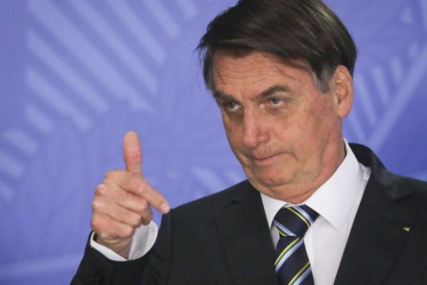Jair Bolsonaro fazendo joia