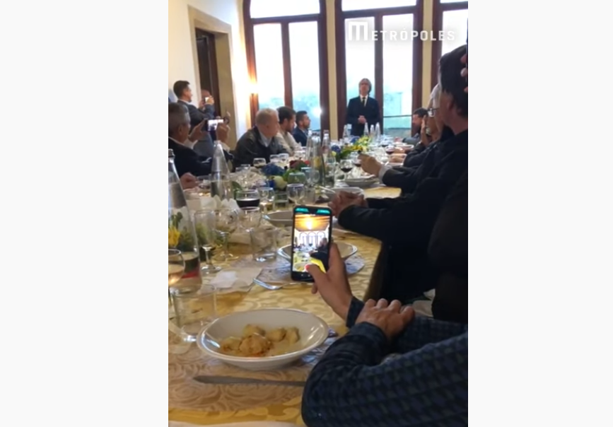 Bolsonaro almoça nhoque e ouve música com parentes e prefeita de extrema-direita na Itália. Imagem: Reprodução