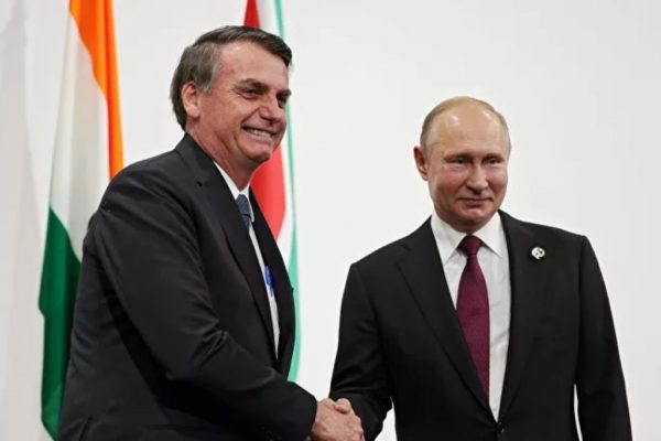 Bolsonaro cumprimenta Putin