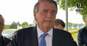 Jair Bolsonaro conversa com apoiadores