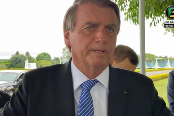 Jair Bolsonaro conversa com apoiadores