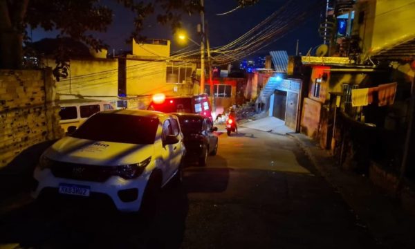 Bombeiros fazem resgate de vítimas