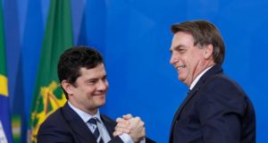Moro e Bolsonaro se cumprimentando com as mãos