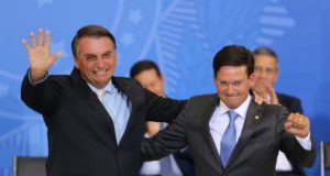 Jair Bolsonaro e o ministro João Roma em evento