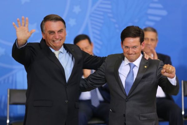 Jair Bolsonaro e o ministro João Roma em evento