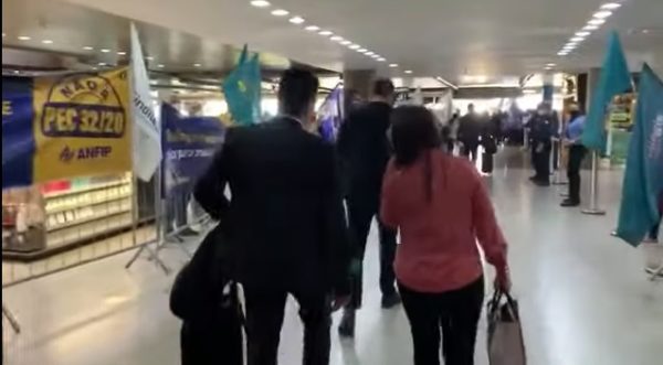 VÍDEO: Moro é xingado de &quot;lixo&quot; e &quot;juiz ladrão&quot; ao chegar em Brasília