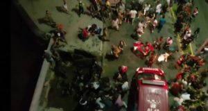 Calçada cede durante lançamento de Natal e pessoas caem em rio em SC