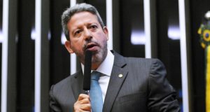 Arthur Lira durante discurso na Câmara
