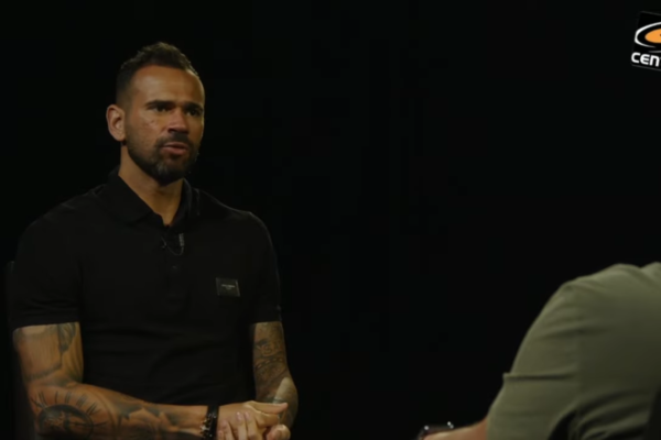 Leandro Cástan fala de goleiro Bruno, sentado numa cadeira