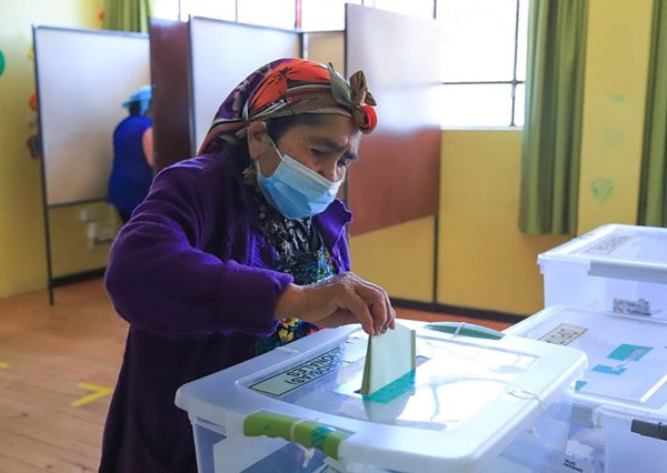 Eleitora vota no Chile