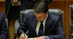 Bolsonaro escrevendo enem