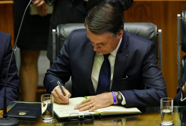 Bolsonaro escrevendo enem