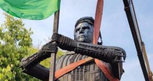 Estátua de Bolsonaro