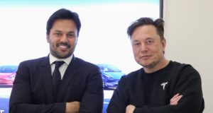 Fábio Faria faz foto de fã com o bilionário Elon Musk