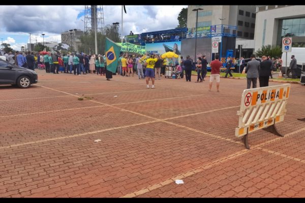 Evento de filiação de Bolsonaro ao PL contou com menos de 100 militantes do lado de fora. Foto: Orlando Brito