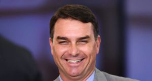 Flávio Bolsonaro rindo