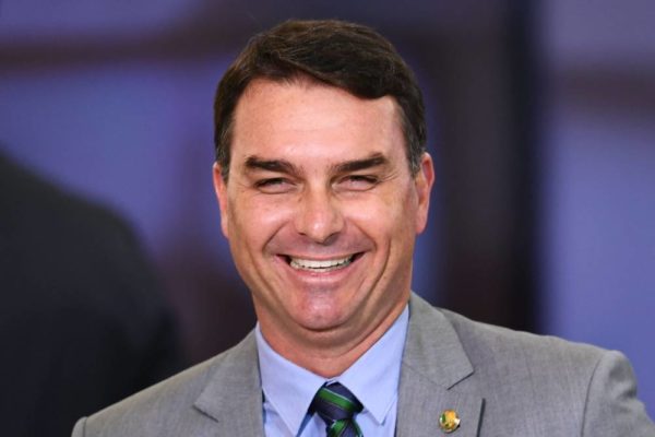 Flávio Bolsonaro rindo