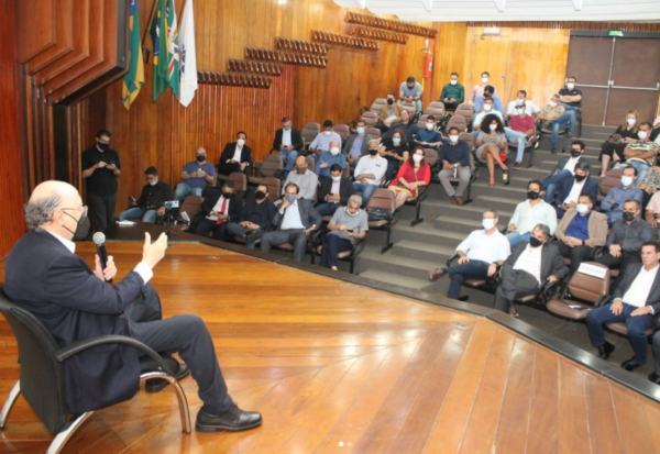 Meirelles em palestra na Associação Comercial, Industrial e Serviços de Goiás (ACIEG)