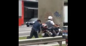 homem algemada em moto