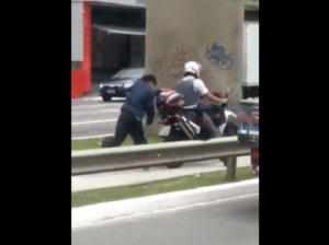 homem algemada em moto