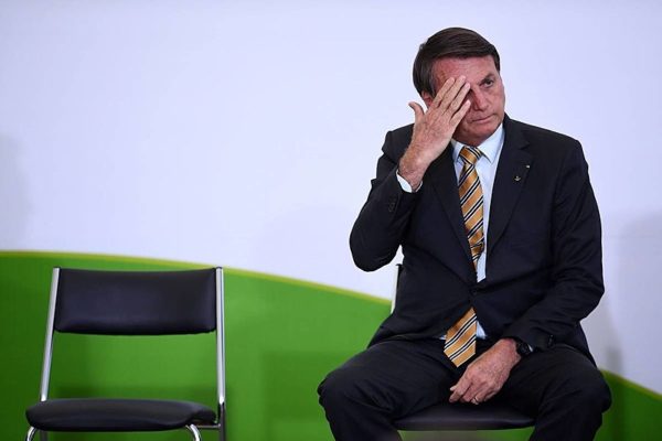 Jair Bolsonaro sentado em cadeira