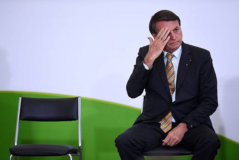 Jair Bolsonaro sentado em cadeira