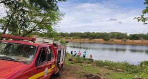 Viatura do Corpo de Bombeiros perto de lago