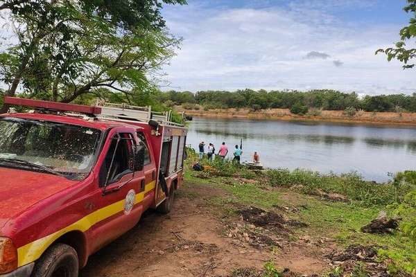 Viatura do Corpo de Bombeiros perto de lago