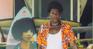 Veja a surfista negra