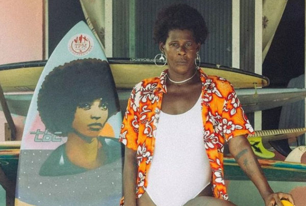 Veja a surfista negra