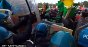 Polícia agrediu e dispersou manifestantes contra Bolsonaro na Itália. Imagem: Reprodução