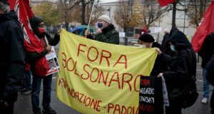 Manifestantes protestam contra Bolsonaro em Anguillara Veneta