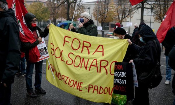 Manifestantes protestam contra Bolsonaro em Anguillara Veneta