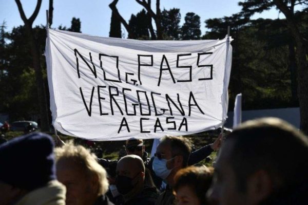 Manifestação contra passaporte da vacina em Trieste
