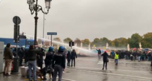 Polícia usa jato d'água para dispersar manifestação contra Bolsonaro na Itália. Imagem: Reprodução