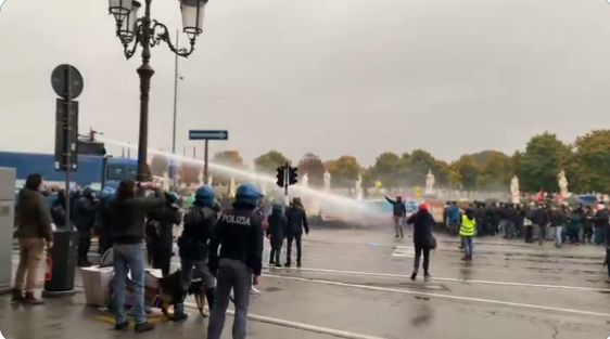 Polícia usa jato d'água para dispersar manifestação contra Bolsonaro na Itália. Imagem: Reprodução