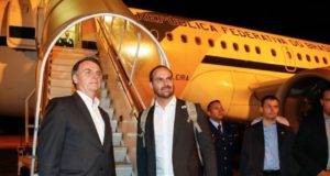 Jair e Eduardo Bolsonaro em viagem