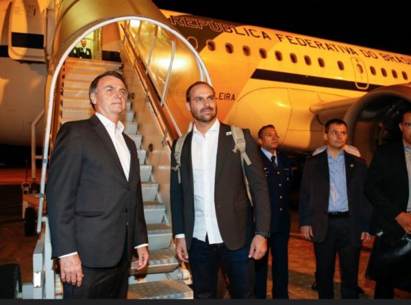 Jair e Eduardo Bolsonaro em viagem